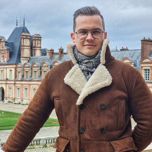 Continuez le dessin de l'arrière-plan sans toucher à son visage ni à la personne.